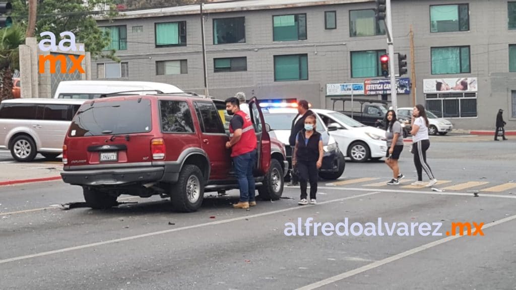 CARAMBOLA DE TRES VEHíCULOS EN PLENO BULEVAR
