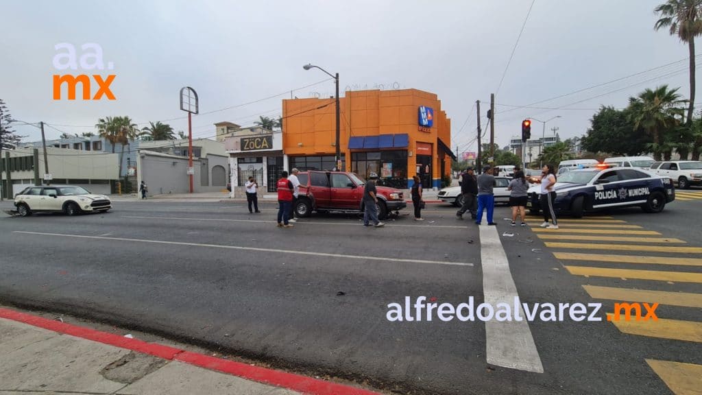 CARAMBOLA DE TRES VEHíCULOS EN PLENO BULEVAR
