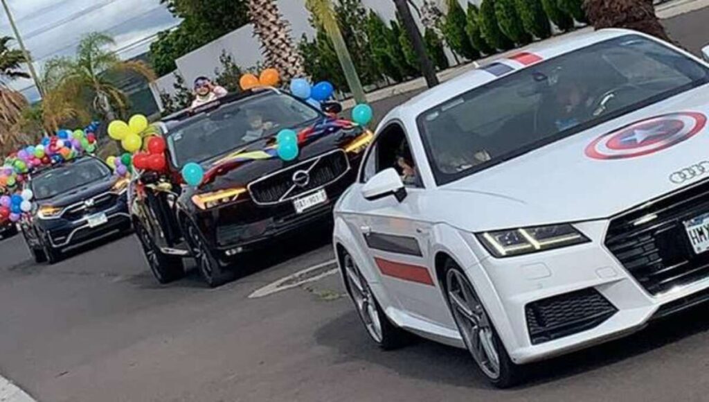 CONMUEVEN PADRES QUE NO TENíAN AUTO PARA CARAVANA DE GRADUACIóN