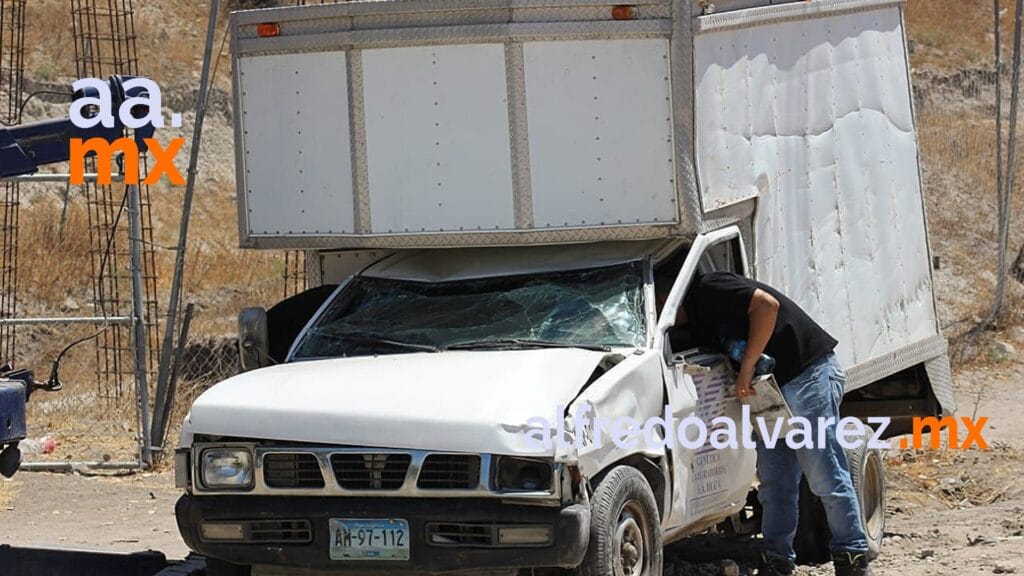 CAMIONETA INVADE CARRIL Y TERMINA EN BARRANCO
