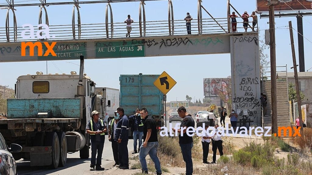 CAMIONETA INVADE CARRIL Y TERMINA EN BARRANCO