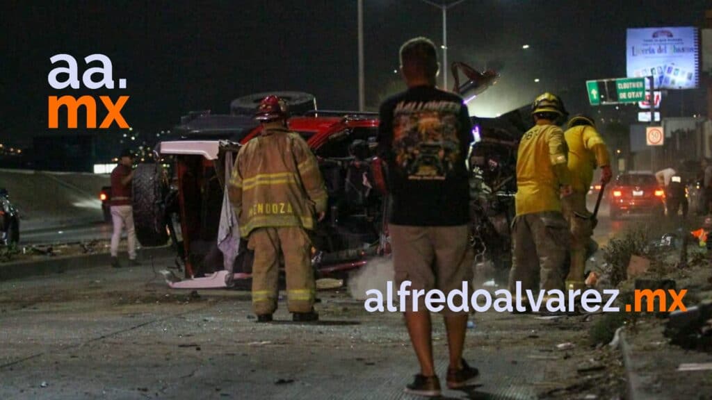 CONDUCTOR DE JEEP PIERDE EL CONTROL Y SE ESTRELLA CON UN MERCEDES BENZ