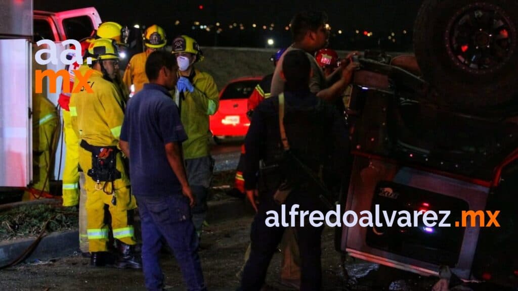 CONDUCTOR DE JEEP PIERDE EL CONTROL Y SE ESTRELLA CON UN MERCEDES BENZ