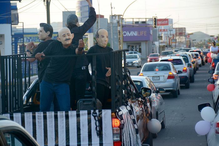 A HORAS DE LA CONSULTA, MáSCARAS Y CONSIGNAS RECORREN EL PAíS