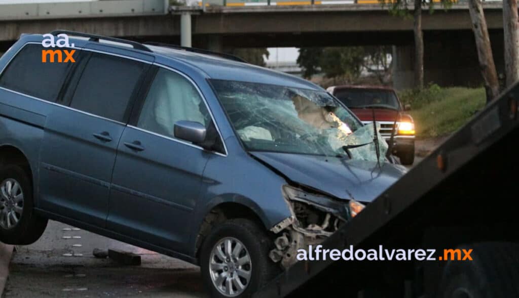 CIRCULA A EXCESO DE VELOCIDAD, CHOCA CONTRA MURO Y VUELCA