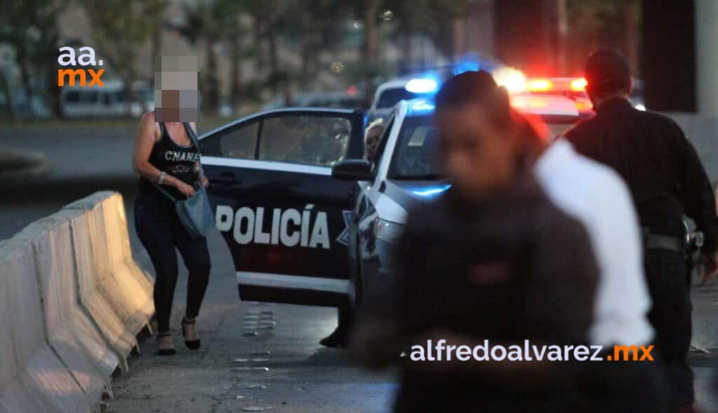 CIRCULA A EXCESO DE VELOCIDAD, CHOCA CONTRA MURO Y VUELCA