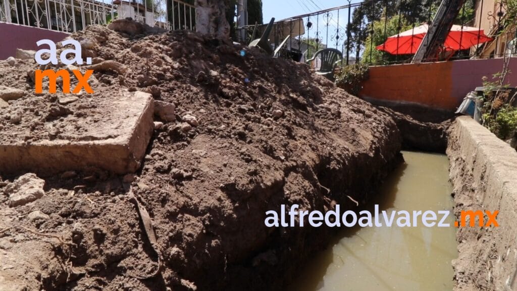 VECINOS PADECEN OLORES FéTIDOS POR DRENAJE EN MAL ESTADO