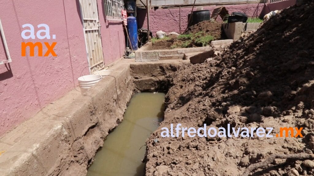 VECINOS PADECEN OLORES FéTIDOS POR DRENAJE EN MAL ESTADO