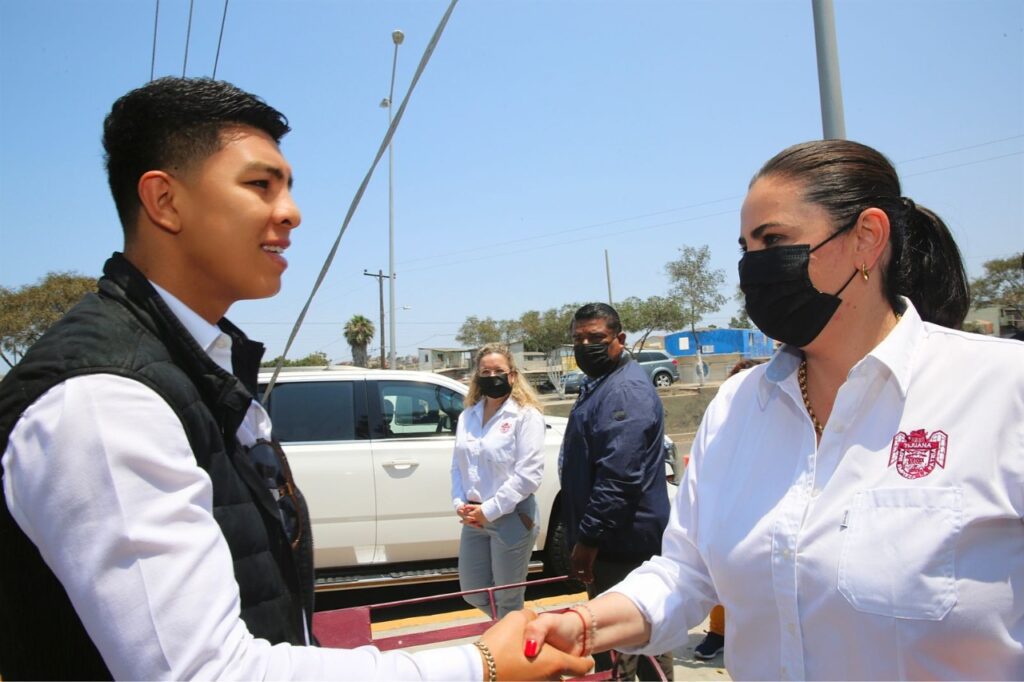 KARLA RUIZ RECONOCE AL CAMPEóN MUNDIAL DE BOXEO, JAIME MUNGUíA