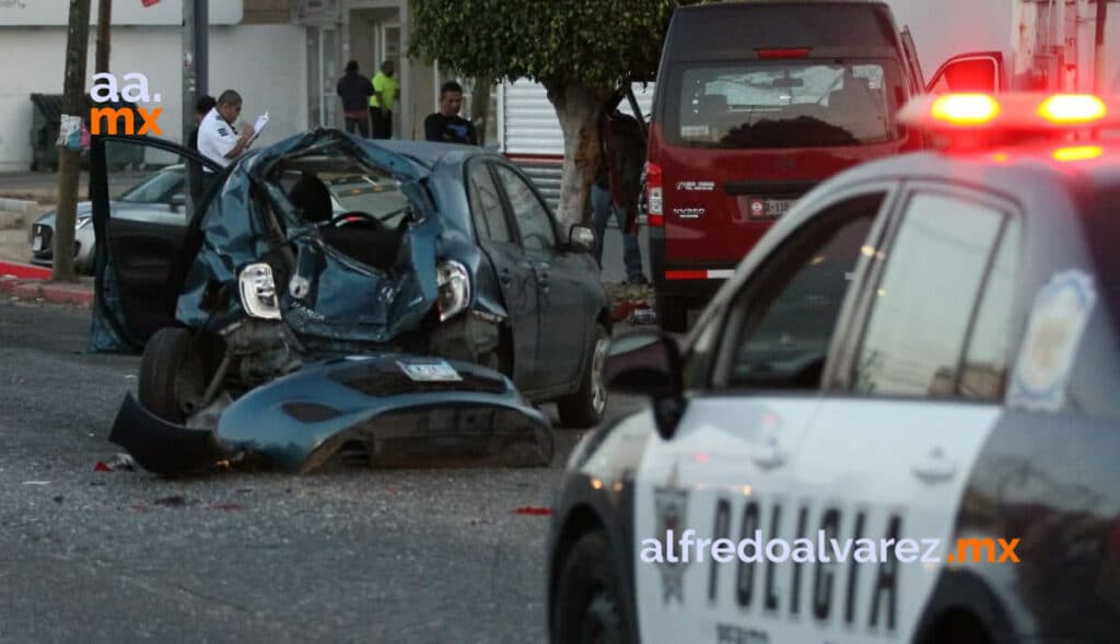 TAXISTA CHOCA AUTO Y SE IMPACTA CON COMERCIO
