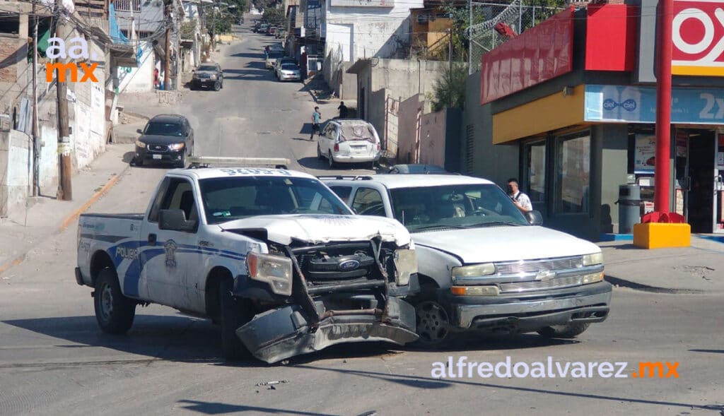 CHOCA PATRULLA MUNICIPAL CONTRA CAMIONETA