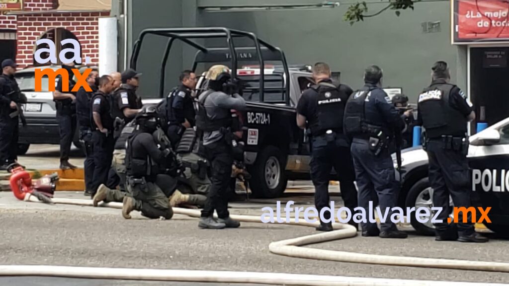 HOMBRE SE ATRINCHERA EN OXXO E INTENTA QUEMARLO