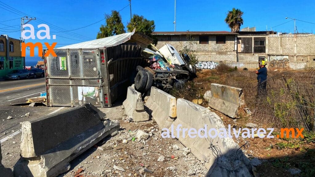 TRáILER SE QUEDA SIN FRENOS Y VUELCA EN 'CRUCE DE LA MUERTE'