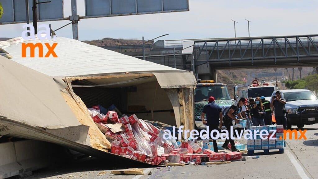 TRáILER SE QUEDA SIN FRENOS Y VUELCA EN 'CRUCE DE LA MUERTE'