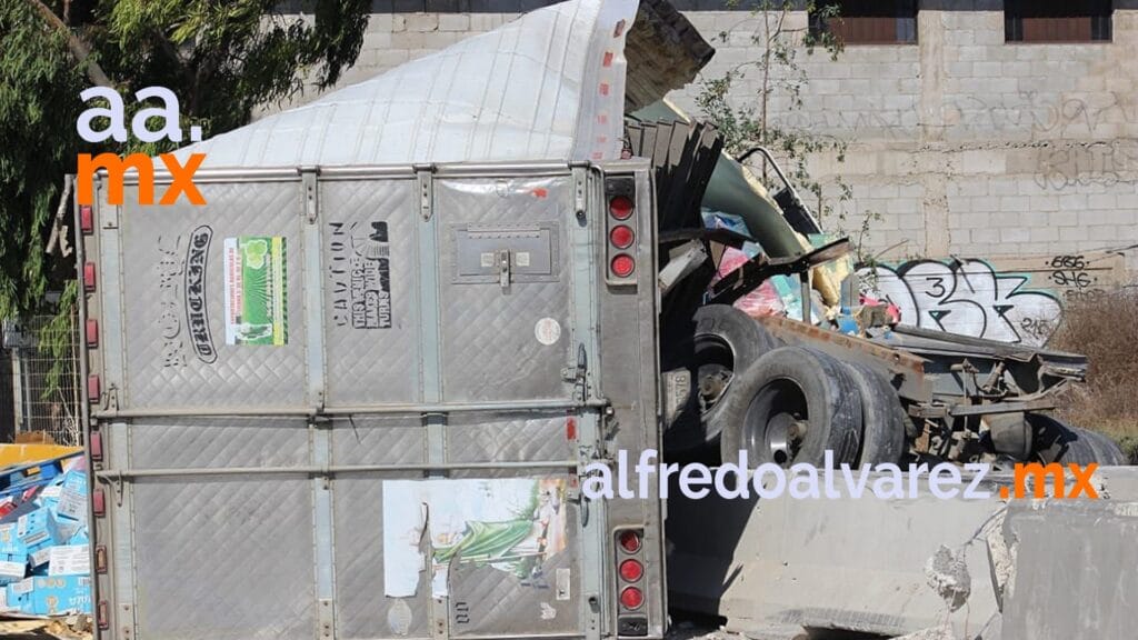 TRáILER SE QUEDA SIN FRENOS Y VUELCA EN 'CRUCE DE LA MUERTE'