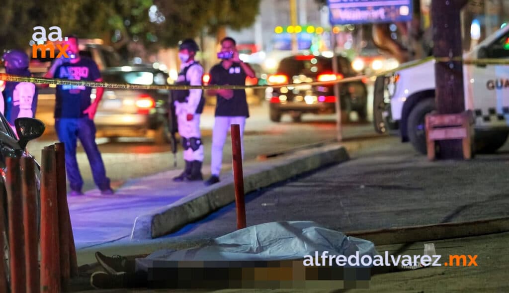 MATAN A MUJER DURANTE ASALTO FRENTE A SWAP MEET