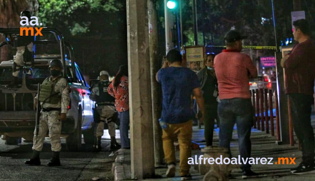 MATAN A MUJER DURANTE ASALTO FRENTE A SWAP MEET