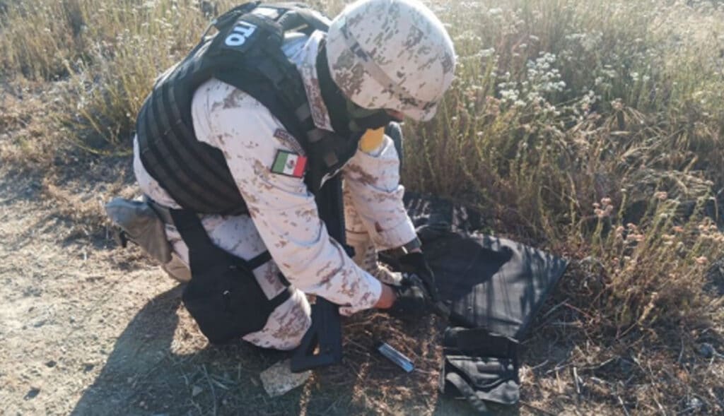 ABANDONAN ARMAS Y DROGA EN MALETA