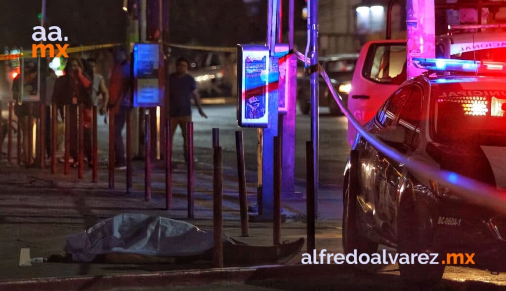 MATAN A MUJER DURANTE ASALTO FRENTE A SWAP MEET