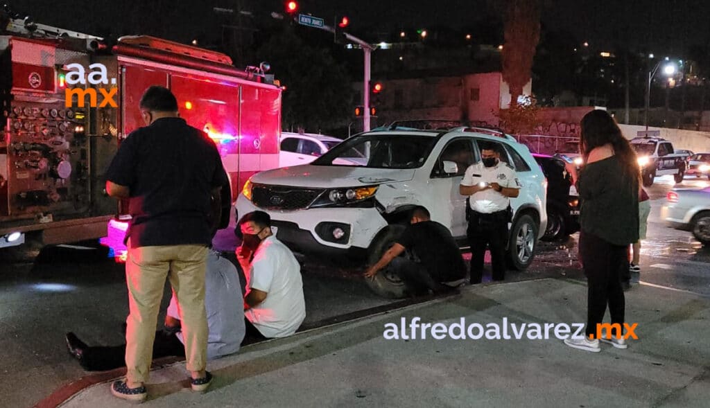 CHOCA Y VUELCA AL CIRCULAR EN SENTIDO CONTRARIO