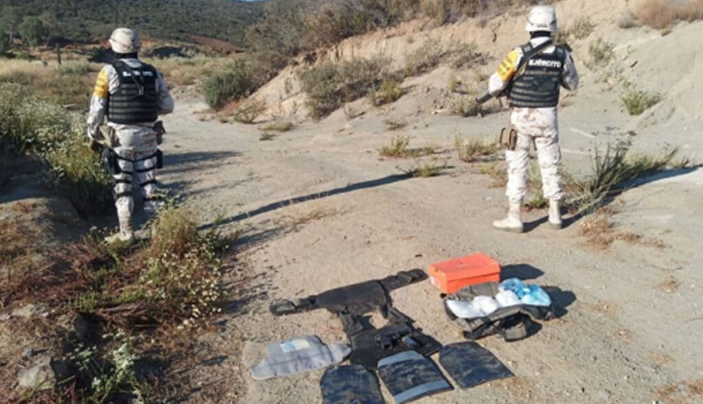 ABANDONAN ARMAS Y DROGA EN MALETA