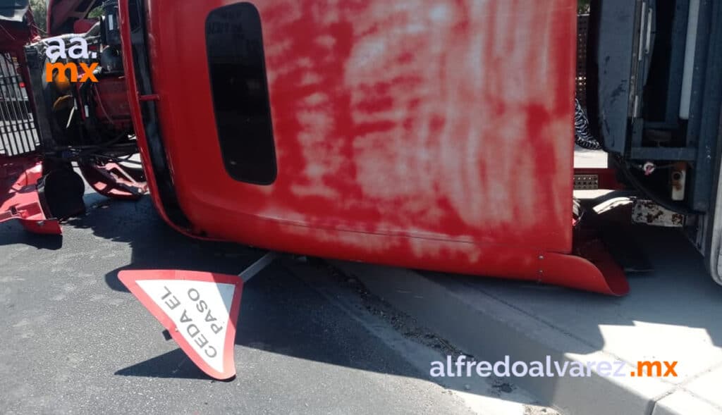 TREN EMBISTE A TRáILER; NO HAY HERIDOS