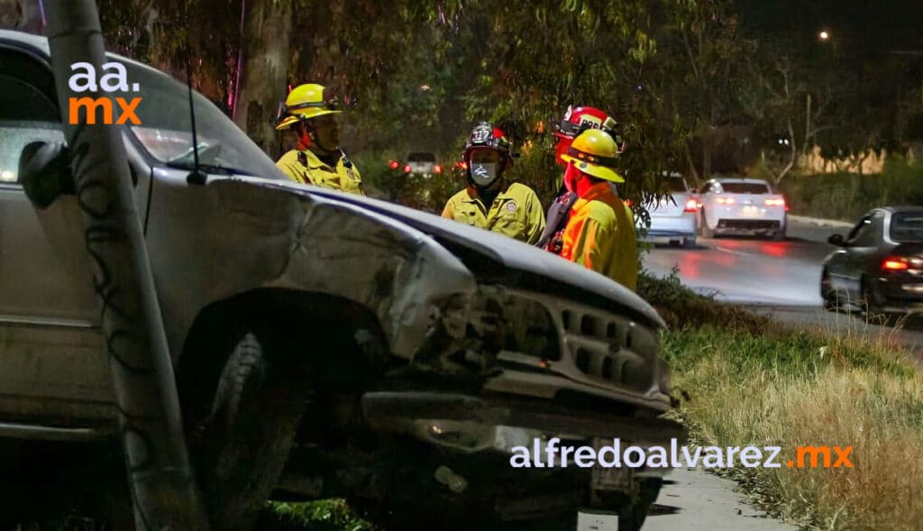 CONDUCTOR EN ESTADO DE EBRIEDAD SE IMPACTA CONTRA POSTE
