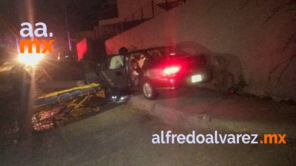 CONDUCTOR SE ESTRELLA CON UNA BARDA Y DEJA UNA COLONIA SIN LUZ