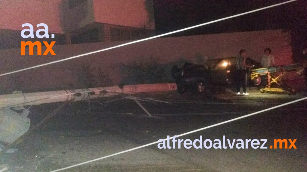 CONDUCTOR SE ESTRELLA CON UNA BARDA Y DEJA UNA COLONIA SIN LUZ