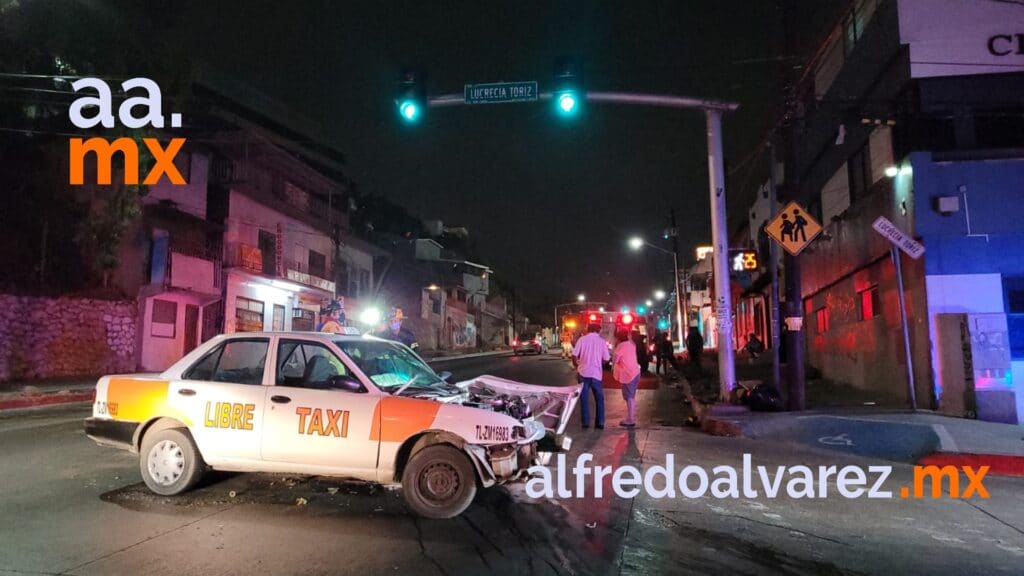 TAXISTA INVADE CARRIL Y CHOCA AUTO SEDáN