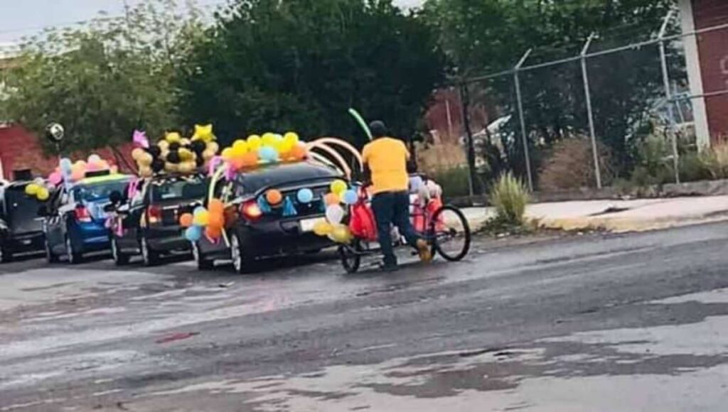 CONMUEVEN PADRES QUE NO TENíAN AUTO PARA CARAVANA DE GRADUACIóN