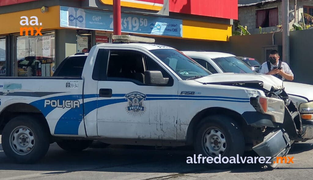 CHOCA PATRULLA MUNICIPAL CONTRA CAMIONETA
