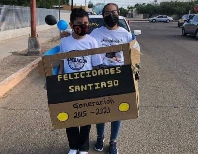 CONMUEVEN PADRES QUE NO TENíAN AUTO PARA CARAVANA DE GRADUACIóN