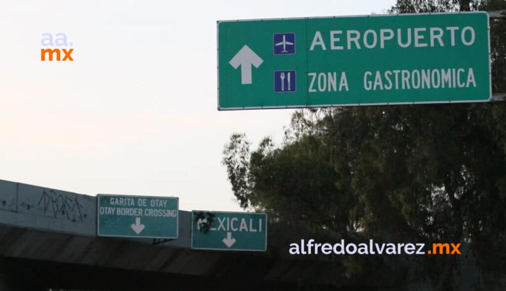 CIRCULA A EXCESO DE VELOCIDAD, CHOCA CONTRA MURO Y VUELCA