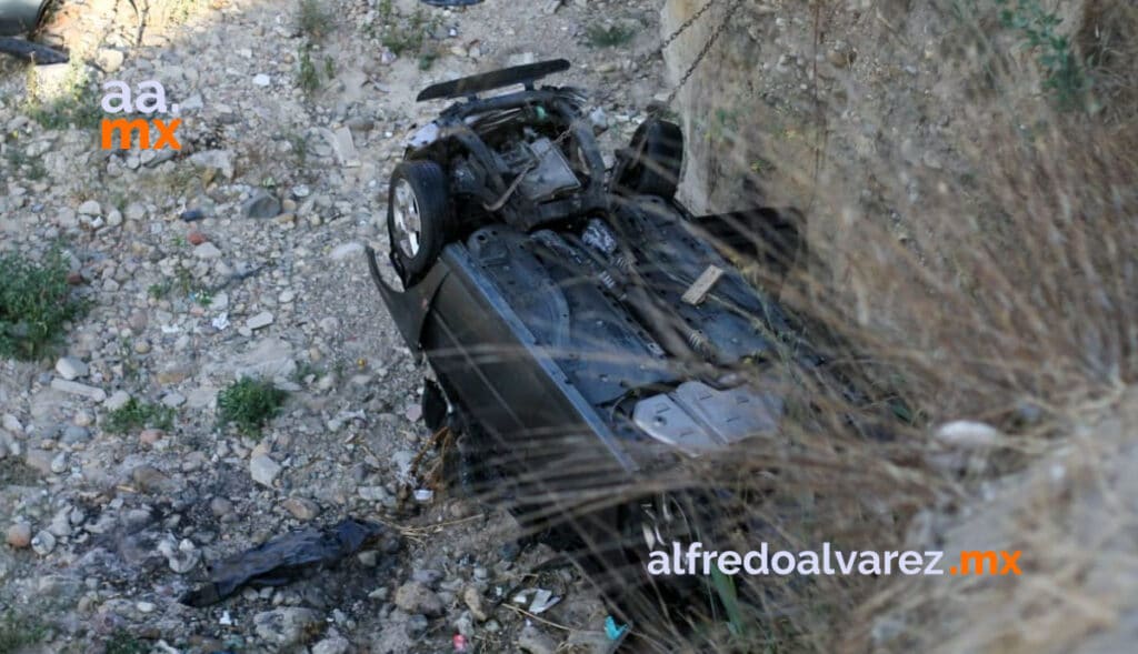 FAMILIA CAE A BARRANCO; MENOR RESULTA CON FRACTURAS
