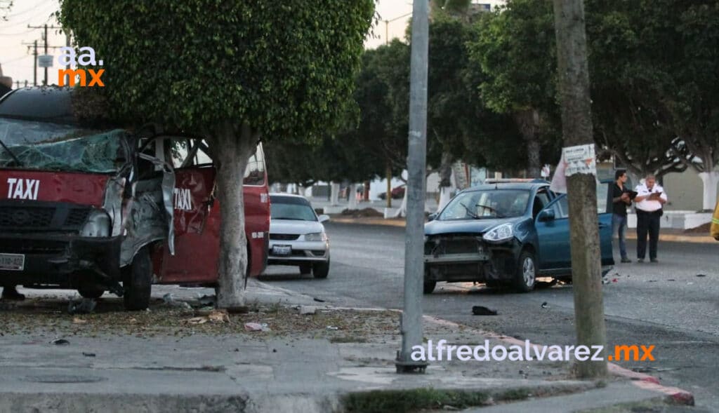 TAXISTA CHOCA AUTO Y SE IMPACTA CON COMERCIO