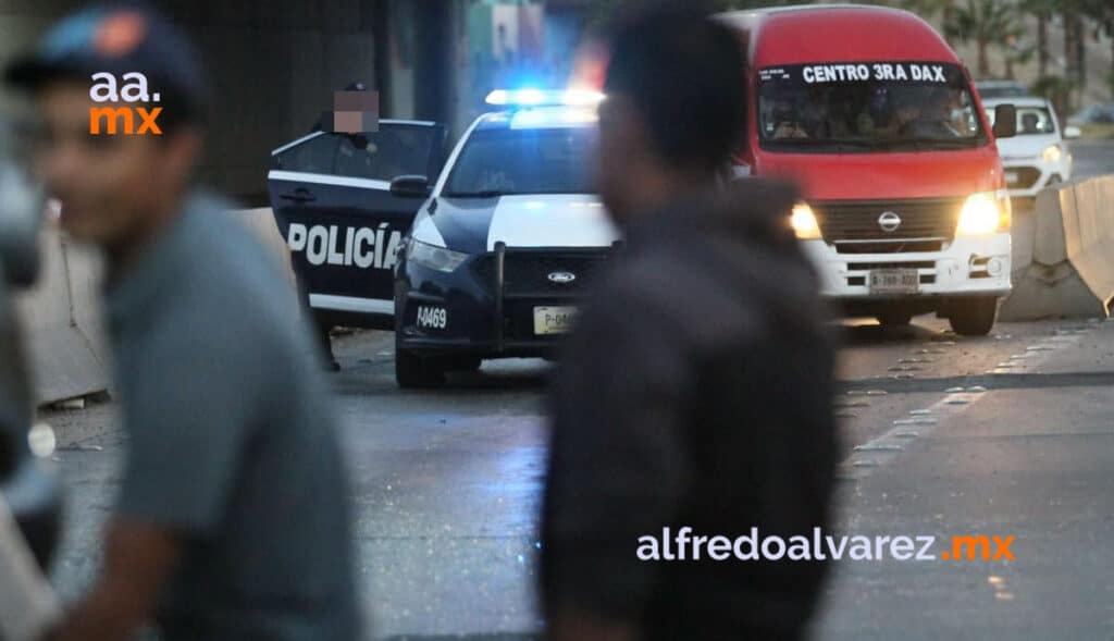 CIRCULA A EXCESO DE VELOCIDAD, CHOCA CONTRA MURO Y VUELCA