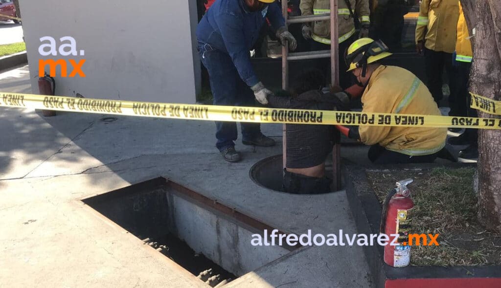HOMBRE EN SITUACIóN DE CALLE CAE A ALCANTARILLA