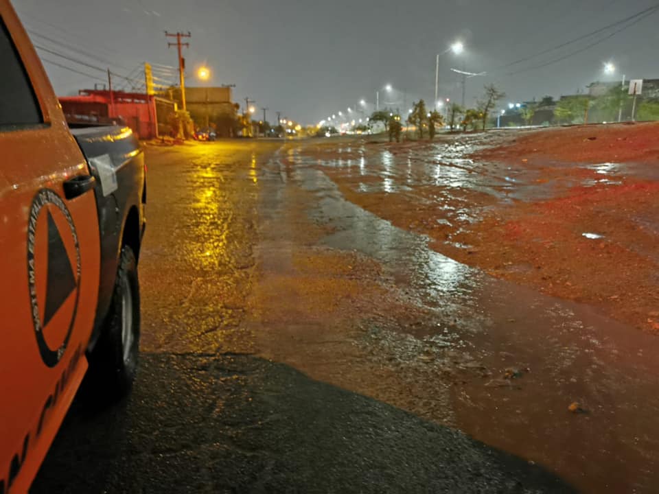 LLUVIA Y VIENTO COLAPSAN TORRE DE CFE EN MEXICALI
