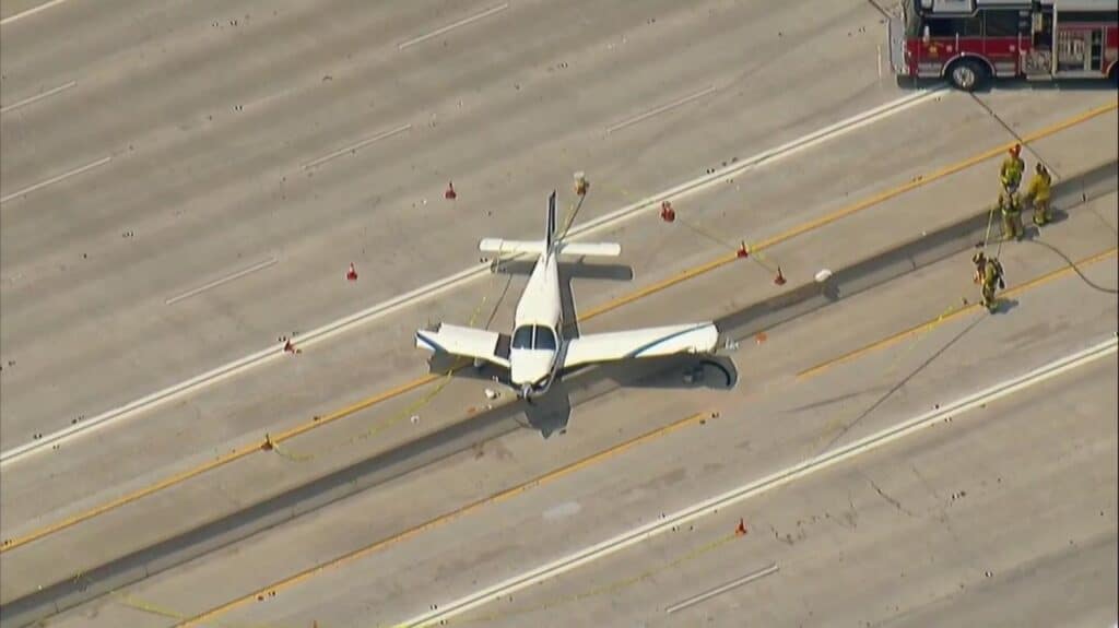 AVIONETA ATERRIZA EN AUTOPISTA DE SD