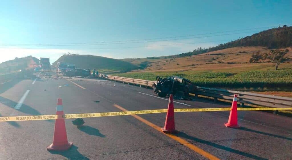 CHOQUE ENTRE AUTOS DEJA SIN VIDA A 4 MENORES Y UNA MUJER