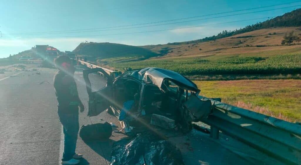 CHOQUE ENTRE AUTOS DEJA SIN VIDA A 4 MENORES Y UNA MUJER
