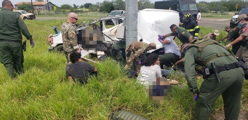 VUELCA CAMIONETA CON MIGRANTES; HAY MUERTOS Y HERIDOS