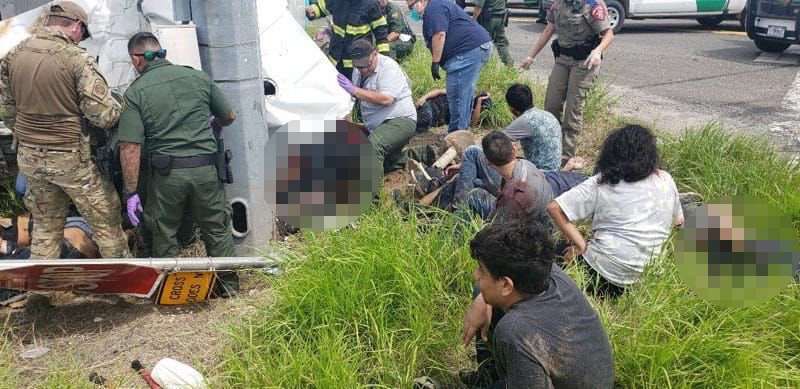 VUELCA CAMIONETA CON MIGRANTES; HAY MUERTOS Y HERIDOS