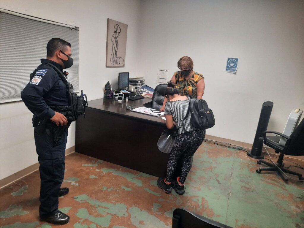 RESCATAN A NIñA TRAS CONATO DE INCENDIO EN SU CASA; ESTABA SOLA