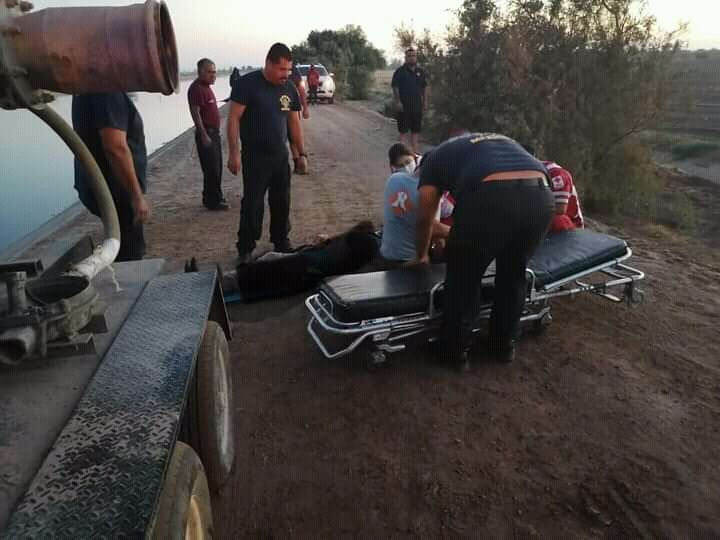 AUTOMOVILISTAS CAEN A UN CANAL; UNO MUERE
