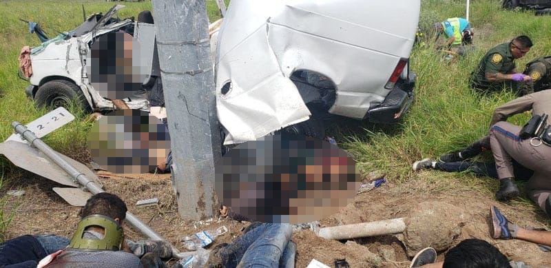 VUELCA CAMIONETA CON MIGRANTES; HAY MUERTOS Y HERIDOS