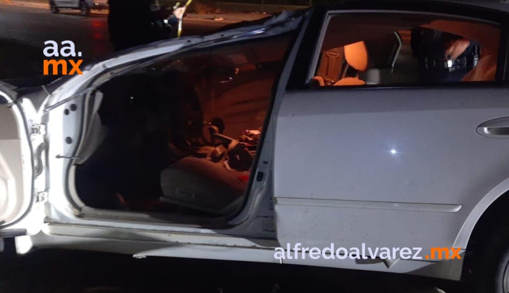 JOVENCITA VUELCA EN SU AUTO Y RESULTA HERIDA