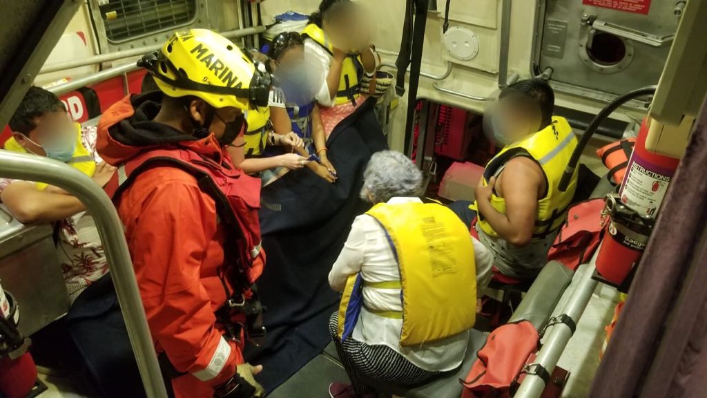 MARINA RESCATA A 16 PERSONAS EN ENSENADA