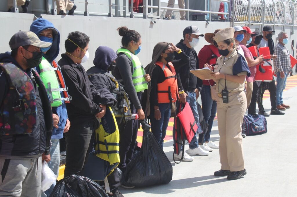 RESCATAN A 19 NáUFRAGOS EN EMBARCACIóN CON REPORTE DE ROBO